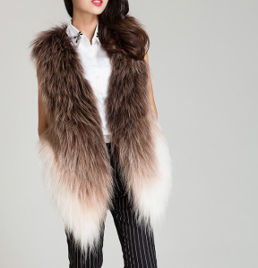 16-April-041　knitted raccoon fur vest  (5)